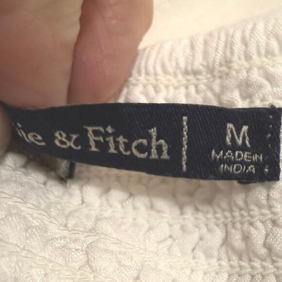 Abercrombie & Fitch lace crop top, size M. Cute over jeans, skirts, or shorts. - Picture 4 of 8